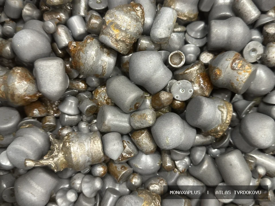 Karbidové zuby razicích strojů – z důlní techniky na reálné fotografii materiálu v kategorii Důlní hroty a Drill Heads.