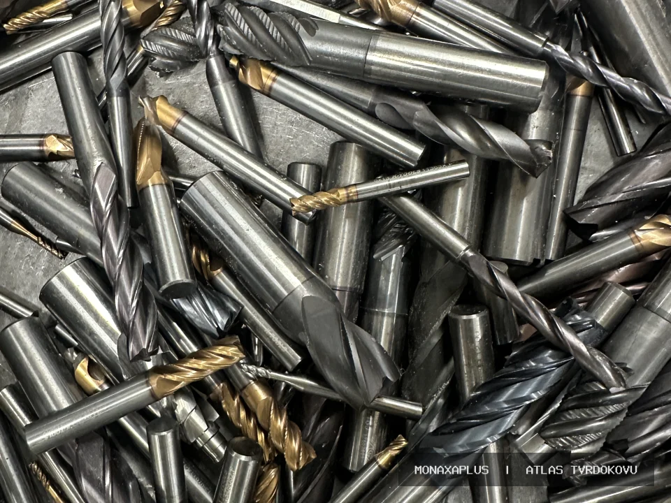 Monolitní frézy – pro CNC obrábění na reálné fotografii materiálu v kategorii Tvrdokovové vrtáky a frézy.