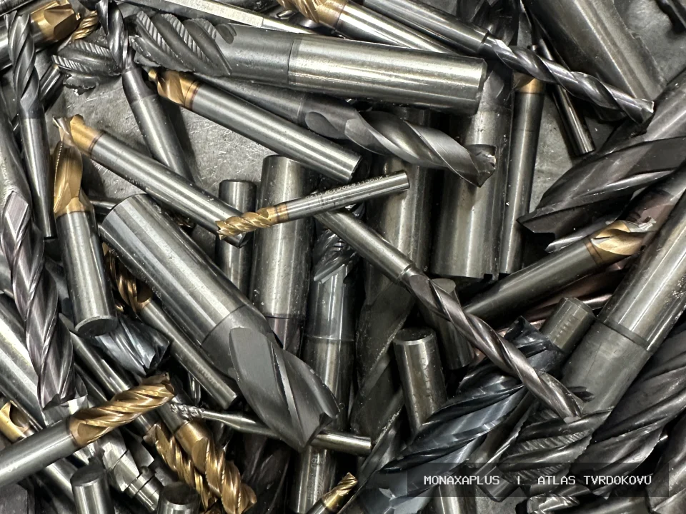 Monolitní vrtáky – pro CNC obrábění na reálné fotografii materiálu v kategorii Tvrdokovové vrtáky a frézy.