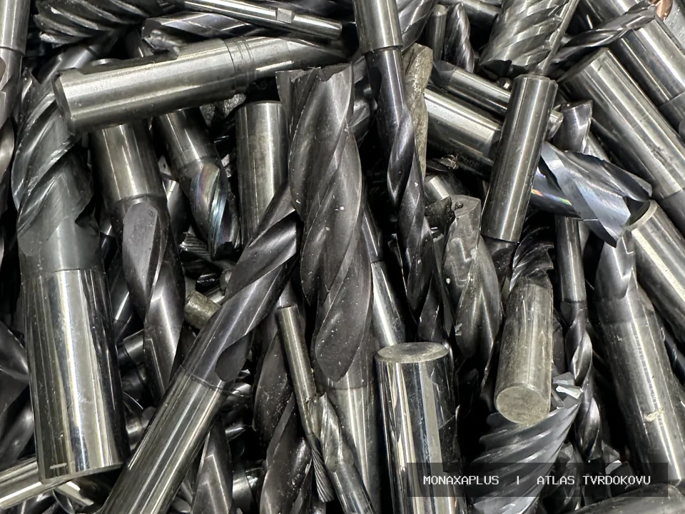 Nástroje pro CNC obrábění – pro CNC obrábění na reálné fotografii materiálu v kategorii Tvrdokovové vrtáky a frézy.