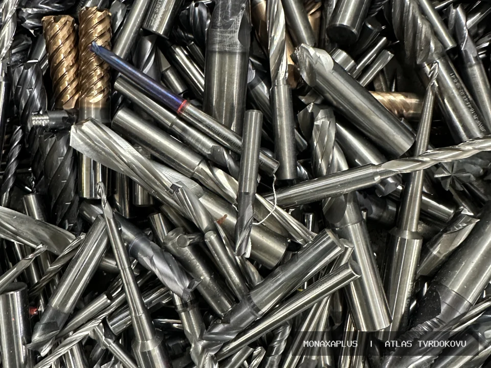 Nástroje z karbidu wolframu na reálné fotografii materiálu v kategorii Tvrdokovové vrtáky a frézy.