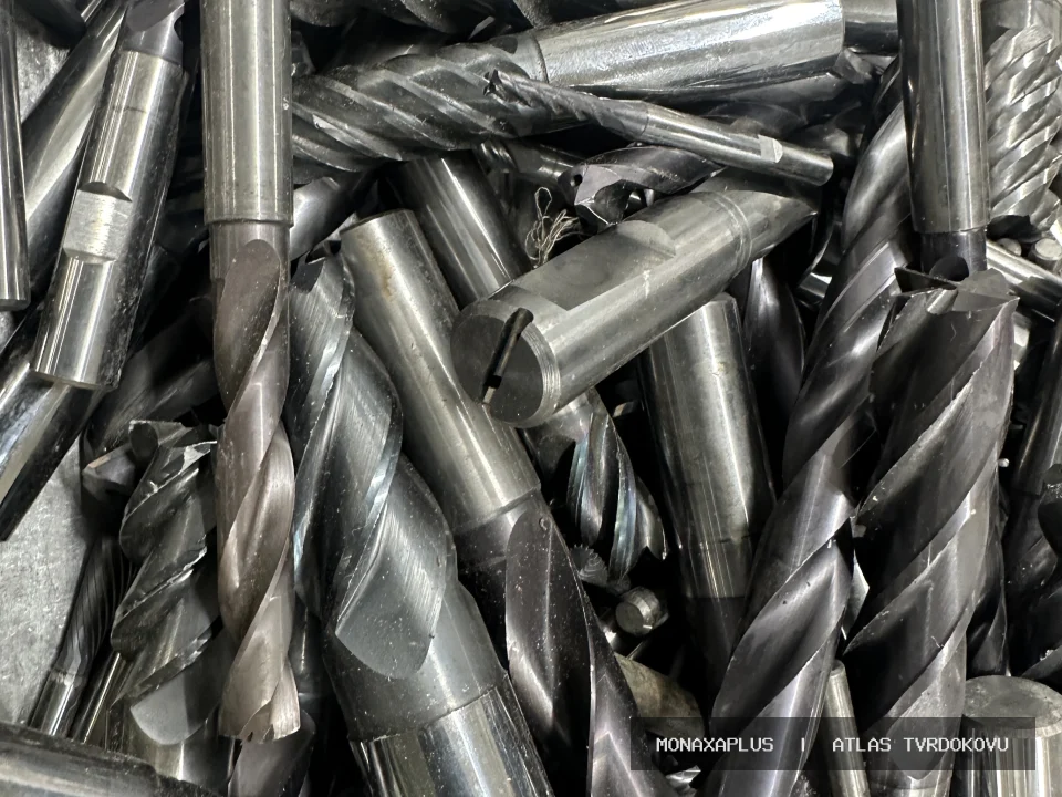 Obráběcí nástroje ze slinutého karbidu – pro CNC obrábění na reálné fotografii materiálu v kategorii Tvrdokovové vrtáky a frézy.