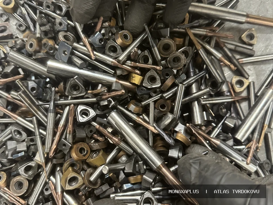 Opotřebené CNC plátky a frézy – pro CNC obrábění na reálné fotografii materiálu v kategorii Mix plátky a vrtáky.