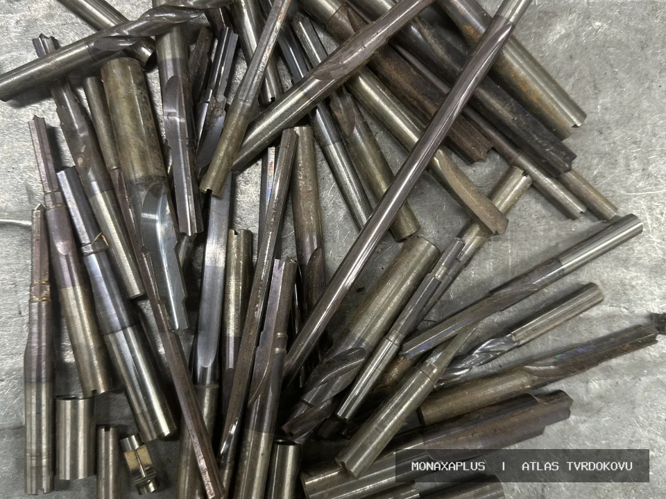 Opotřebené monolitní nástroje na reálné fotografii materiálu v kategorii Tvrdokovové vrtáky a frézy.