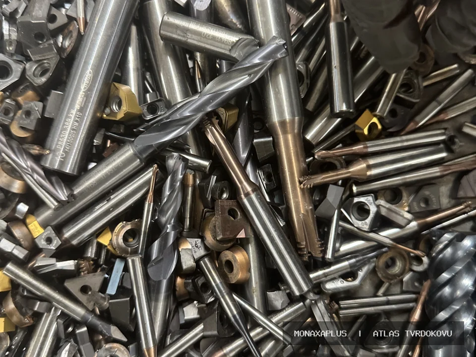 Použité plátky a monolitní nástroje – pro CNC obrábění na reálné fotografii materiálu v kategorii Mix plátky a vrtáky.
