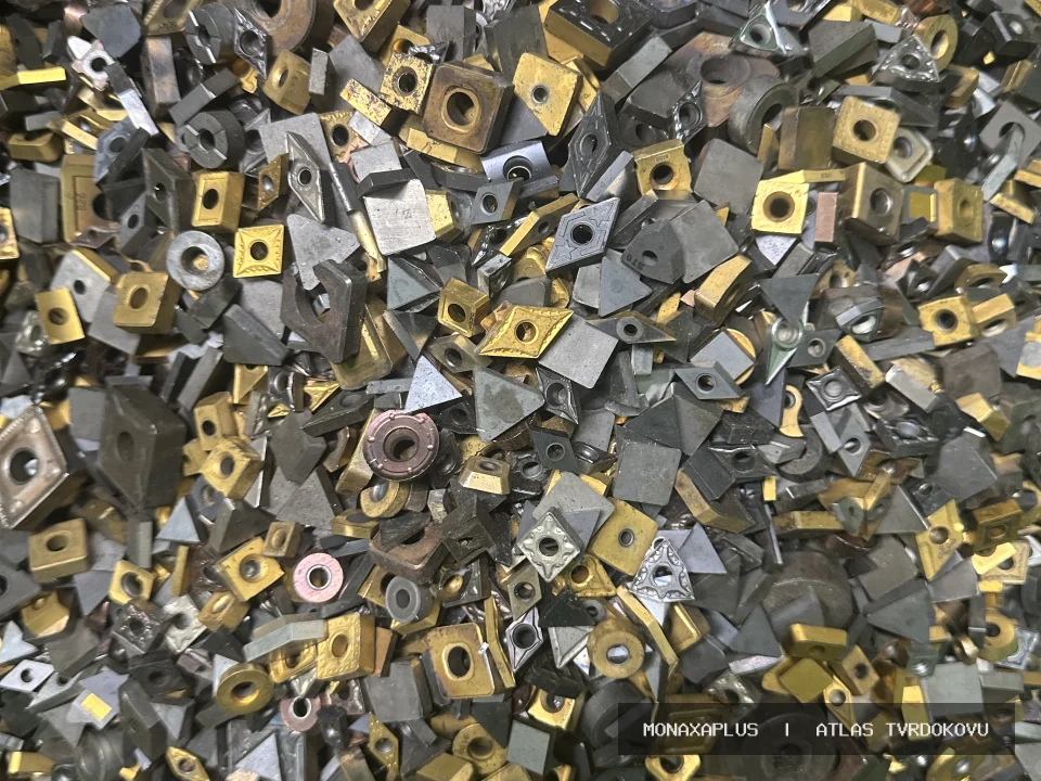 Průmyslové břitové destičky na reálné fotografii materiálu v kategorii VBD, SK a TK plátky.