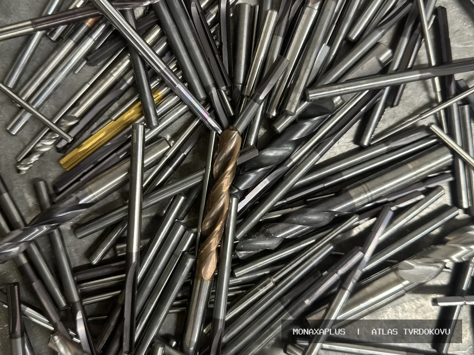 Řezné nástroje z karbidu na reálné fotografii materiálu v kategorii Tvrdokovové vrtáky a frézy.