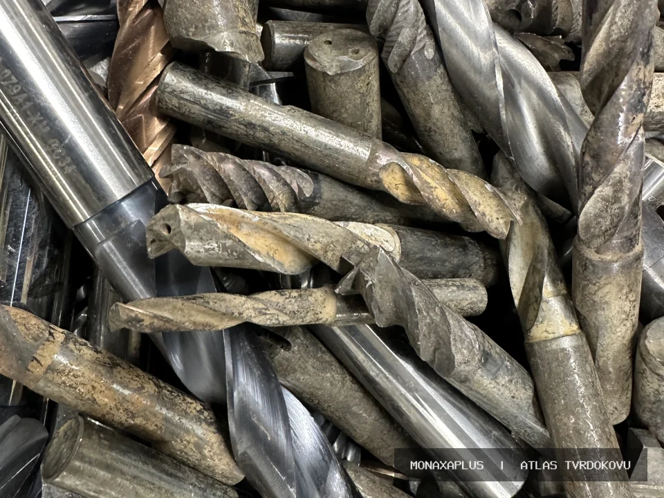 Řezné nástroje z karbidu – pro CNC obrábění na reálné fotografii materiálu v kategorii Tvrdokovové vrtáky a frézy.