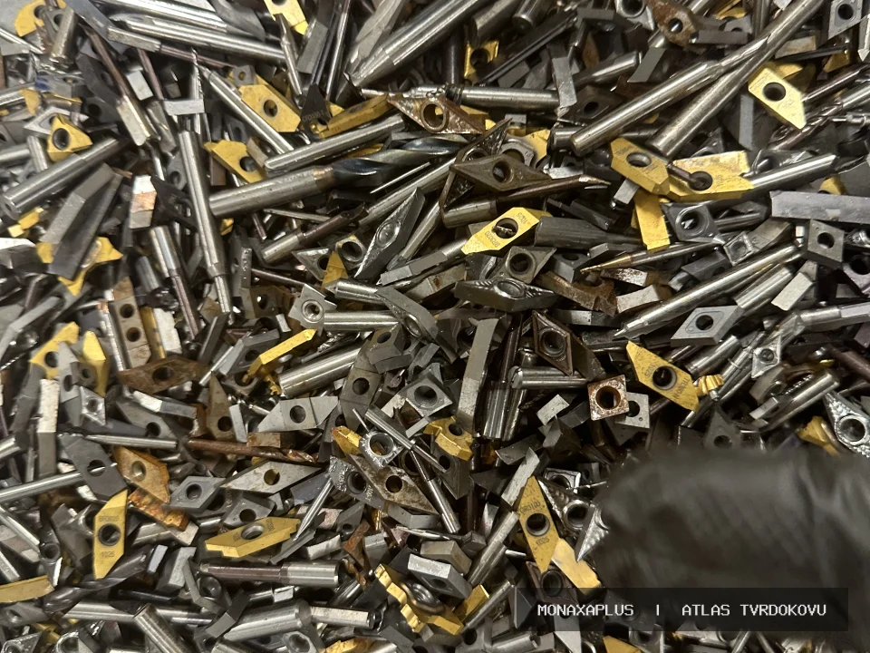 SK plátky s frézovacími nástroji – pro CNC obrábění na reálné fotografii materiálu v kategorii Mix plátky a vrtáky.