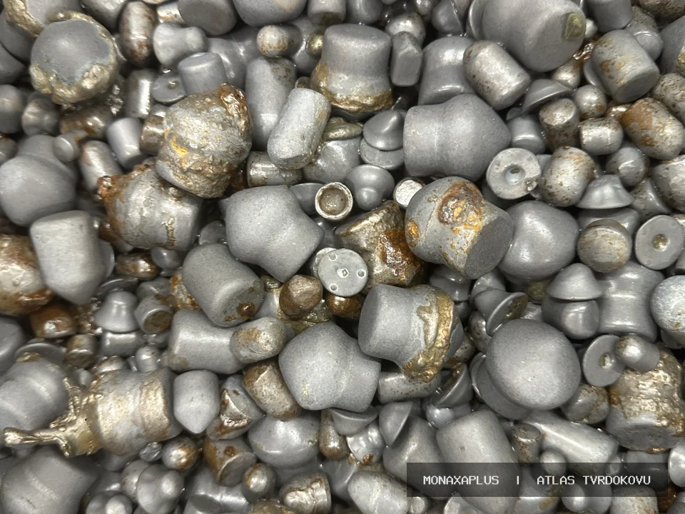 Směs důlních hrotů a hlavic – z důlní techniky na reálné fotografii materiálu v kategorii Důlní hroty a Drill Heads.