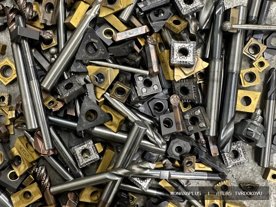 Směs karbidových nástrojů – pro CNC obrábění na reálné fotografii materiálu v kategorii Mix plátky a vrtáky.