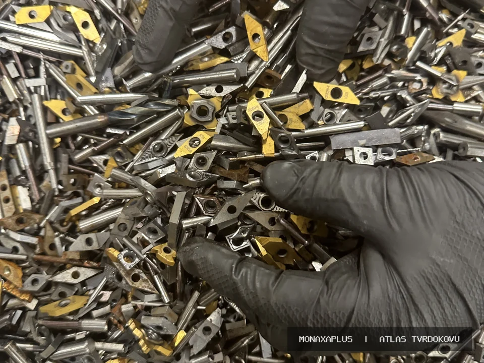 Směs řezných nástrojů pro CNC – pro CNC obrábění na reálné fotografii materiálu v kategorii Mix plátky a vrtáky.
