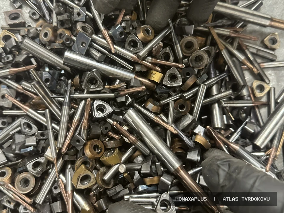 Směs slinutých karbidových nástrojů – pro CNC obrábění na reálné fotografii materiálu v kategorii Mix plátky a vrtáky.