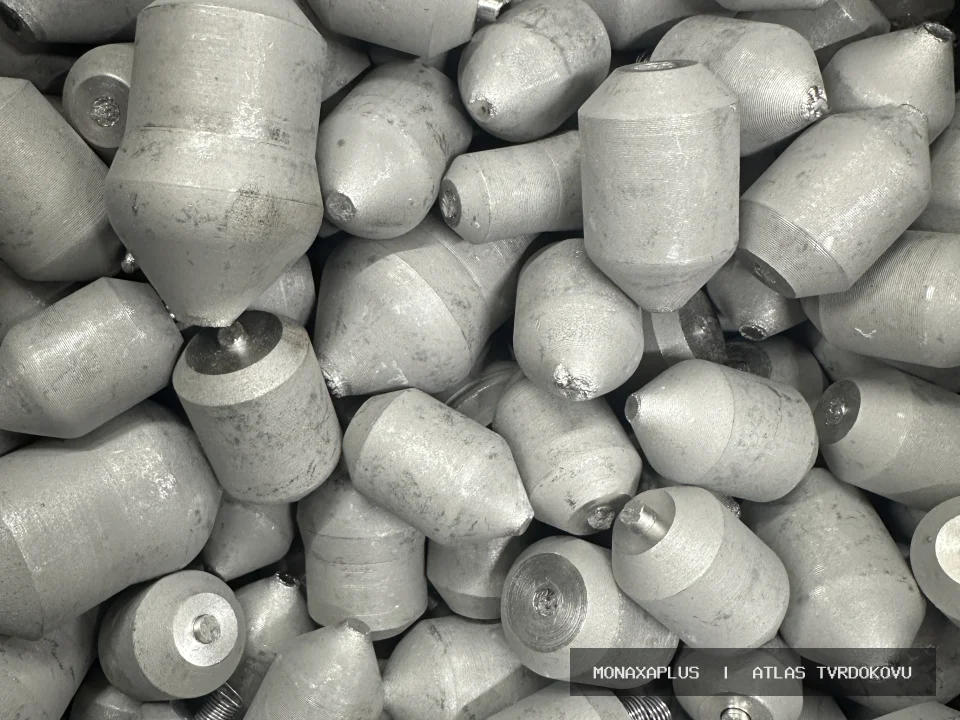 Výbojky z čistého wolframu na reálné fotografii materiálu v kategorii Wolframové spirály a dráty.
