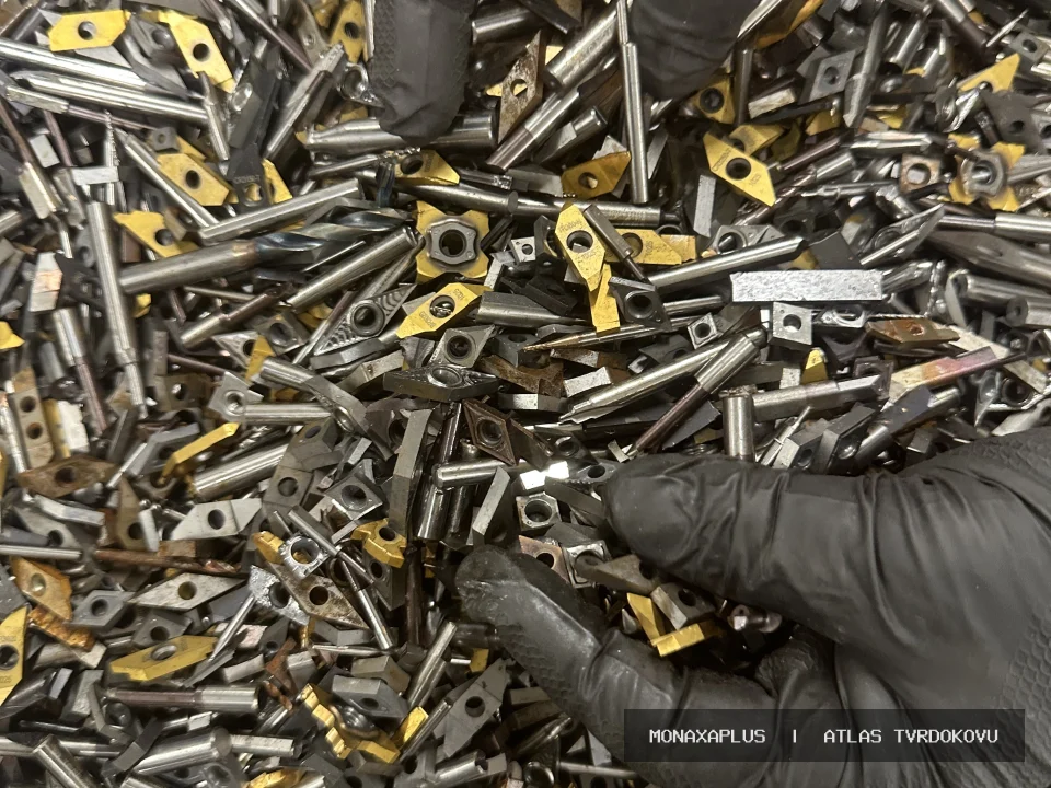 TK destičky s vrtáky a frézami – pro CNC obrábění na reálné fotografii materiálu v kategorii Mix plátky a vrtáky.