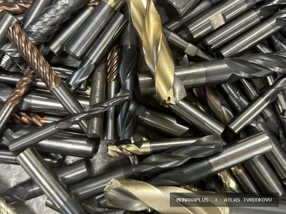 Tvrdokovové frézy – pro CNC obrábění na reálné fotografii materiálu v kategorii Tvrdokovové vrtáky a frézy.