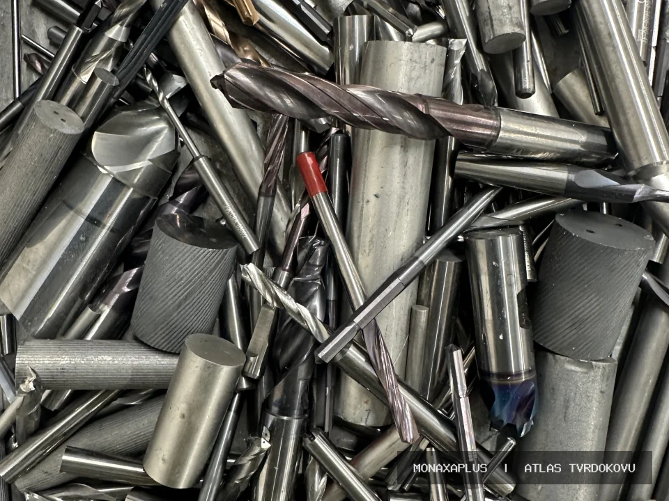 Tvrdokovové vrtací nástroje na reálné fotografii materiálu v kategorii Tvrdokovové vrtáky a frézy.