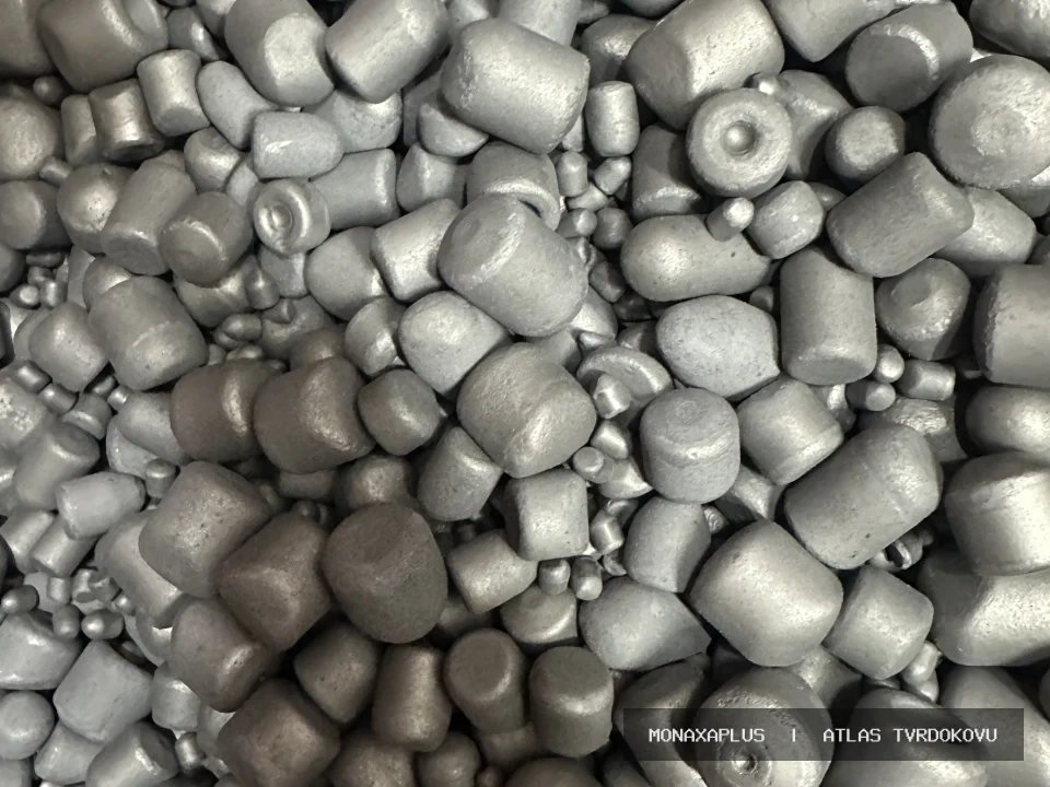 Vrtací hlavice s karbidovými břity – z vrtacích souprav na reálné fotografii materiálu v kategorii Důlní hroty a Drill Heads.