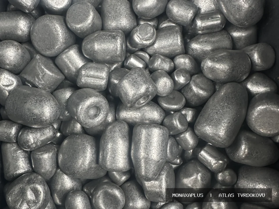 Vrtací hlavy s tvrdokovem – z vrtacích souprav na reálné fotografii materiálu v kategorii Důlní hroty a Drill Heads.