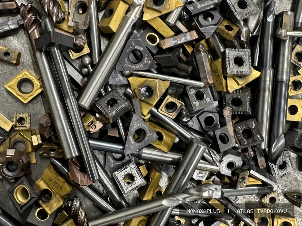 Výměnné plátky a celokarbidové nástroje – pro CNC obrábění na reálné fotografii materiálu v kategorii Mix plátky a vrtáky.